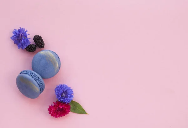 Taza de café y macarrones sobre fondo rosa . — Foto de Stock