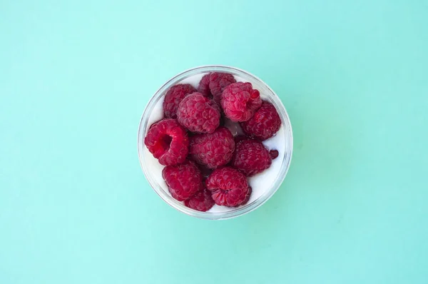 Colocação plana de granola com rasberry . — Fotografia de Stock
