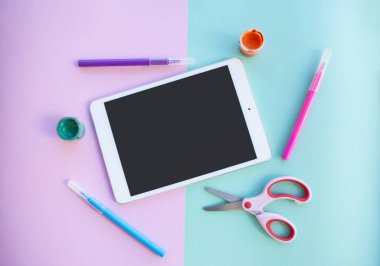 Geri okul kavramı. Metin alanı pembe ve mavi zemin üzerine okul teçhizatı.