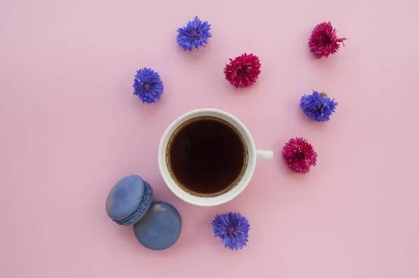 Чашка Черного Свежего Кофе Макароны Красивые Цветы Пастельно Розовом Фоне — стоковое фото