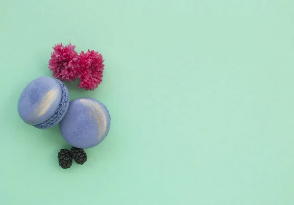 Deux Macarons Couleur Violette Avec Des Touches Dorées Belles Fleurs — Photo