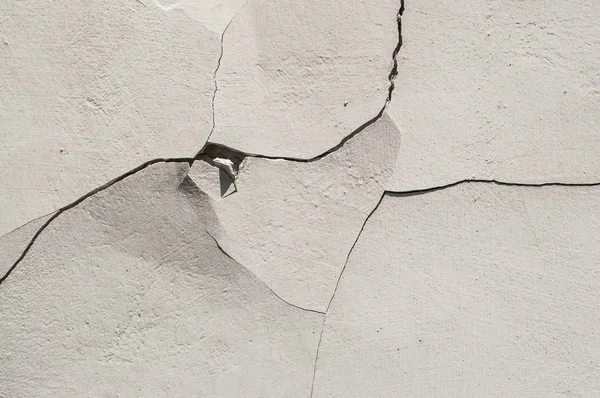 Eski kırık beyaz beton duvar. Dokulu arka plan.
