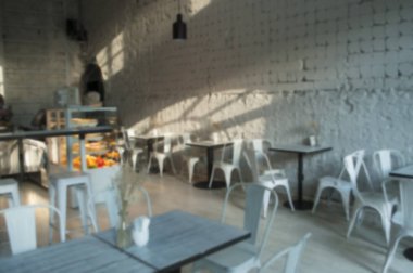 Çatı katı tarzında güzel kahve dükkanı iç bulanık.