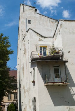 Windows ve balkon bir Avrupa şehirde eski bir kırık buliding.