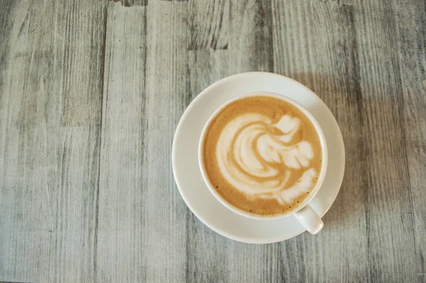 Una Taza Capuchino Fresco Con Hermoso Arte Latte Mesa Madera — Foto de Stock