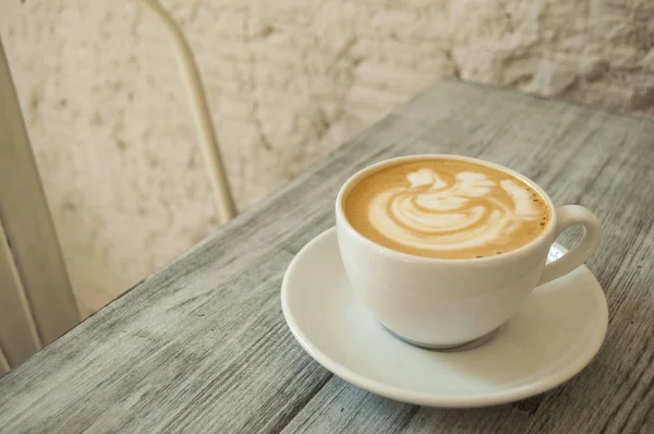 Una Taza Capuchino Fresco Con Hermoso Arte Latte Mesa Madera — Foto de Stock