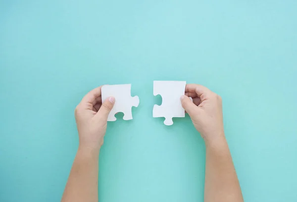 Puzzle de piezas sobre fondo bkue. Día de la conciencia del autismo . — Foto de Stock