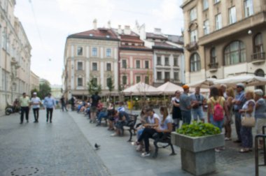 Bulanık bir eski Avrupa kare görünümünü küçük bir büyülü kasabasında insanlarla dolu. Akşam saat mesire.