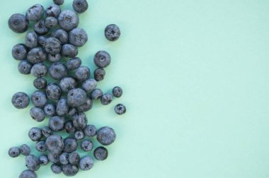 Pastel renkli arka plan üzerinde yaban mersini, düz yatıyordu.