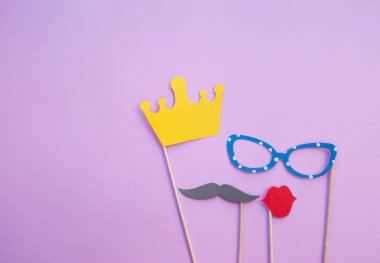Photo booth sahne gözlük, bıyıkları, taç ve pembe bir arka plan dudaklarından.