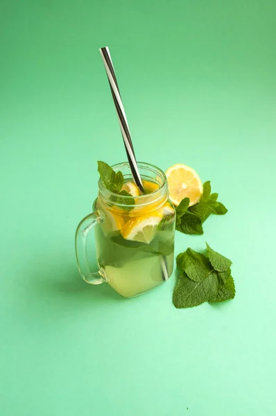 Tarro de vidrio Manson con limonada y paja . — Foto de Stock