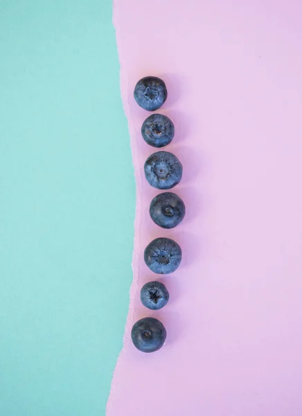 Delicioso Arándano Sano Sobre Fondo Azul Rosa Con Copyspace Concepto — Foto de Stock