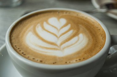 Güzel latte sanat ile bir kafede kahve.