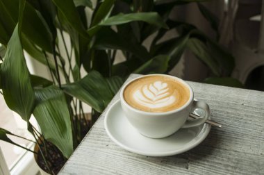 Güzel latte sanat ile bir kafede kahve.