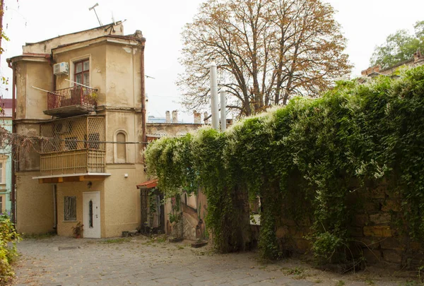 Odessa, Ukrayna eski otantik ve atmosferik avluda.