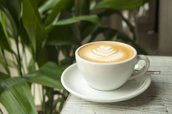 Una Taza Café Con Hermoso Arte Latte Una Mesa Madera — Foto de Stock