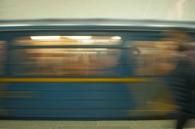 Bir Metro İstasyonu Tren bulanık hareket.