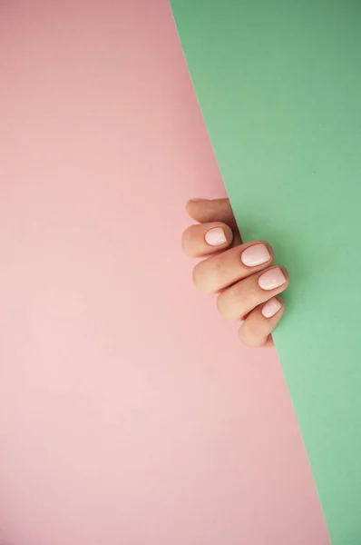 Mano Mujer Joven Con Hermosa Manicura Sobre Fondo Rosa Turquesa — Foto de Stock