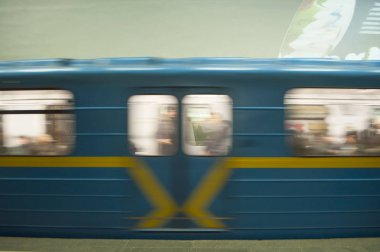 Bir arka plan hareket metro tren.