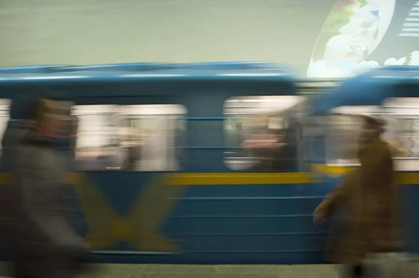 Tåg i rörelse i tunnelbanan som en abstrakt bakgrund. — Stockfoto