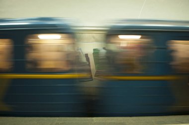 Bir Metro İstasyonu Tren bulanık hareket.
