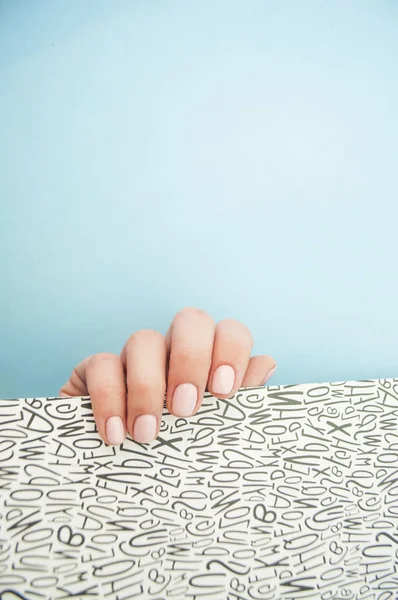 Mano Mujer Joven Con Hermosa Manicura Sobre Fondo Azul Negro — Foto de Stock