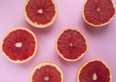 Yaratıcı arka plan kesim mercan renk greyfurt pembe bir arka plan üzerinde yapılmış. Düz yatıyordu stili.