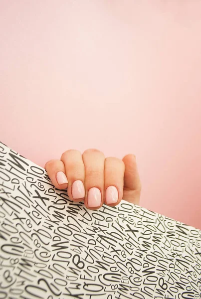 Mão Mulher Jovem Com Bela Manicure Rosa Fundo Preto Branco — Fotografia de Stock