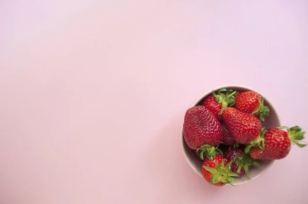 Colocación Plana Fresas Dulces Recién Recogidas Tazón Sobre Fondo Rosa —  Fotos de Stock