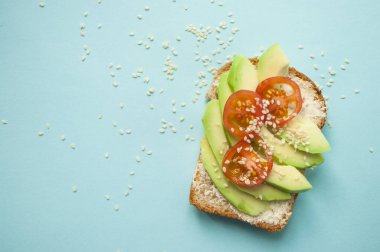 Lezzetli avokado tost yakın çekim.