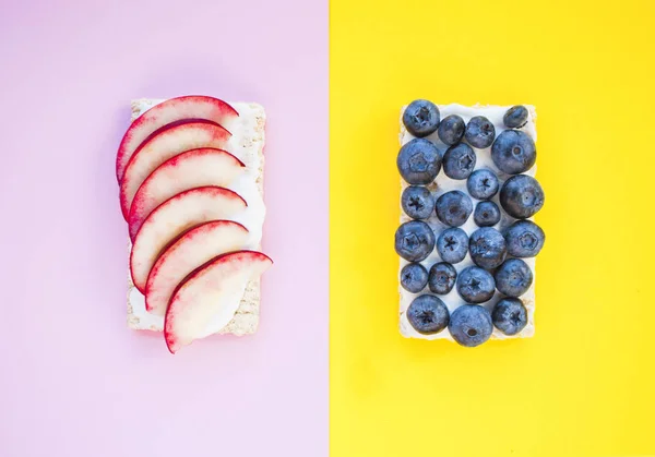 파스텔 배경 색깔에 블루베리와 사과 샌드위치의 평면 배치. — 스톡 사진