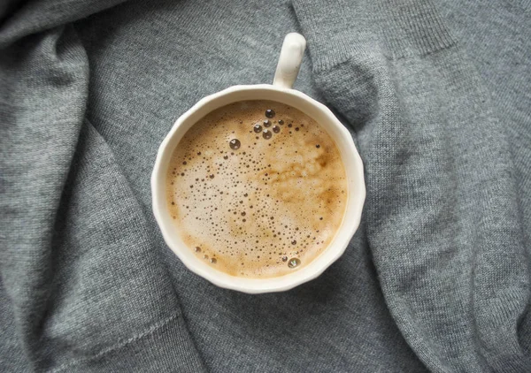 Una Tazza Caffè Fresco Con Una Bella Schiuma Sfondo Grigio — Foto Stock