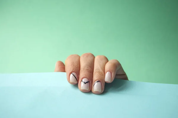 Mano Mujer Joven Con Hermosa Manicura Sobre Fondo Azul Pastel — Foto de Stock