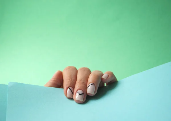 Mano Mujer Joven Con Hermosa Manicura Sobre Fondo Azul Pastel — Foto de Stock