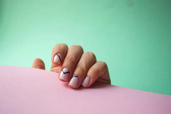 Mão Mulher Jovem Com Bela Manicure Fundo Azul Rosa Com — Fotografia de Stock