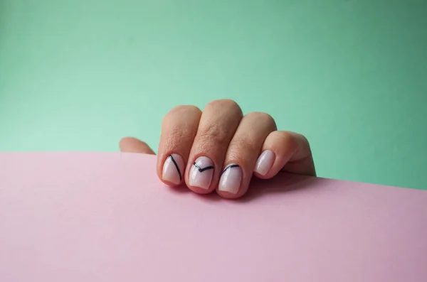 Mano Mujer Joven Con Hermosa Manicura Sobre Fondo Azul Rosa — Foto de Stock