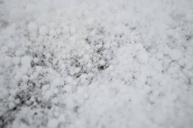 Güzel beyaz kar arka plan ile detaylı kar taneleri.