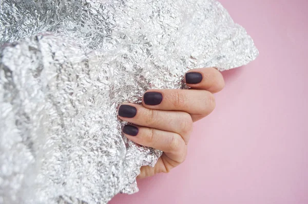 Mano Mujer Joven Con Hermosa Manicura Sobre Fondo Rosa Sosteniendo — Foto de Stock