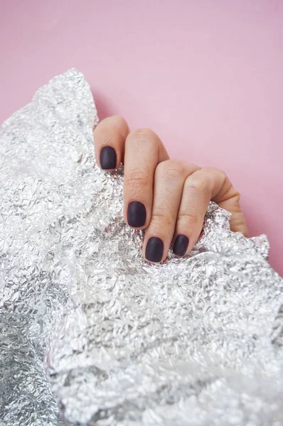 Mano Mujer Joven Con Hermosa Manicura Sobre Fondo Rosa Sosteniendo — Foto de Stock