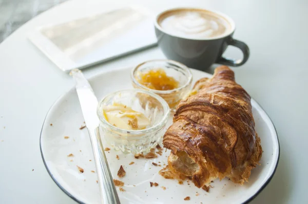 Flat lay av färsk fransk frukost. — Stockfoto