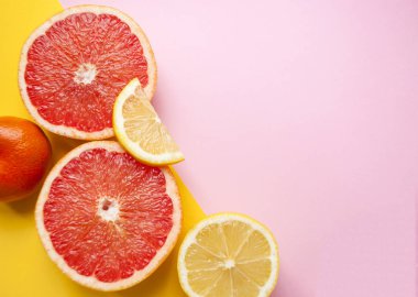 Mavi arka plan üzerinde birçok narenciye.