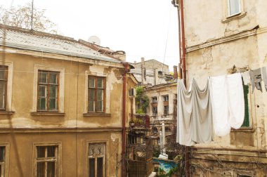 Bir avlu içinde eski binalar.