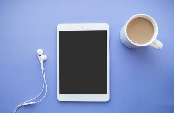 Tablet ve parlak renkli arka plan üzerinde kulaklık.