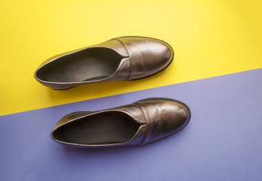 Sarı zemin üzerine kadın ayakkabı.