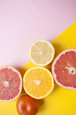 Mavi arka plan üzerinde birçok narenciye.