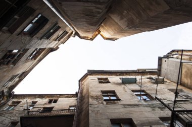 Yüksek katlı eski binaya bakmak.