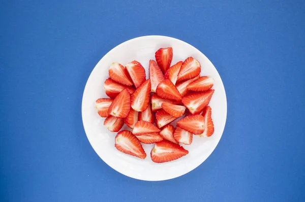 Верхний вид свежей клубники на белой тарелке . — стоковое фото