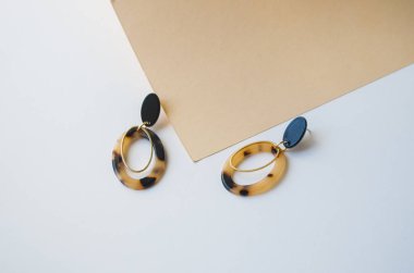 Bej ve kahverengi renk arka planda küpeler.