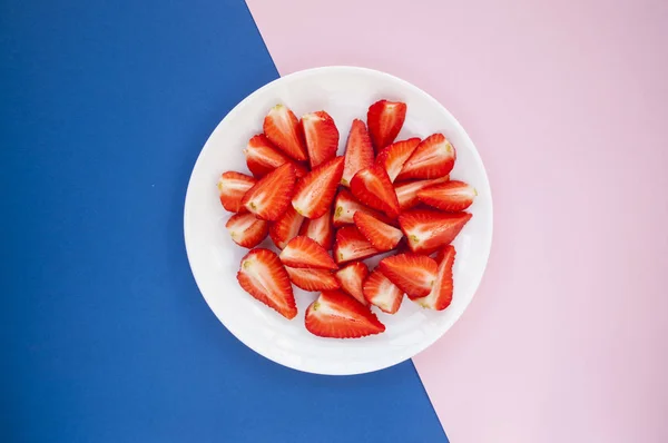 Vue de dessus des fraises fraîches sur plaque blanche . — Photo