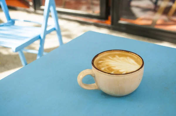 Taza de café en la mesa azul. — Foto de Stock